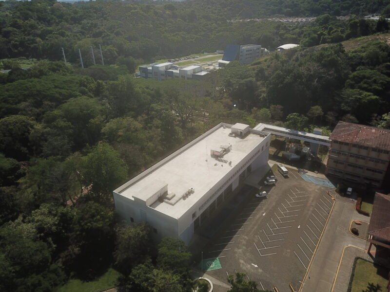 Aplicacion de impermeabilizante de poliuretano en La Universidad Tecnológica de Panamá.