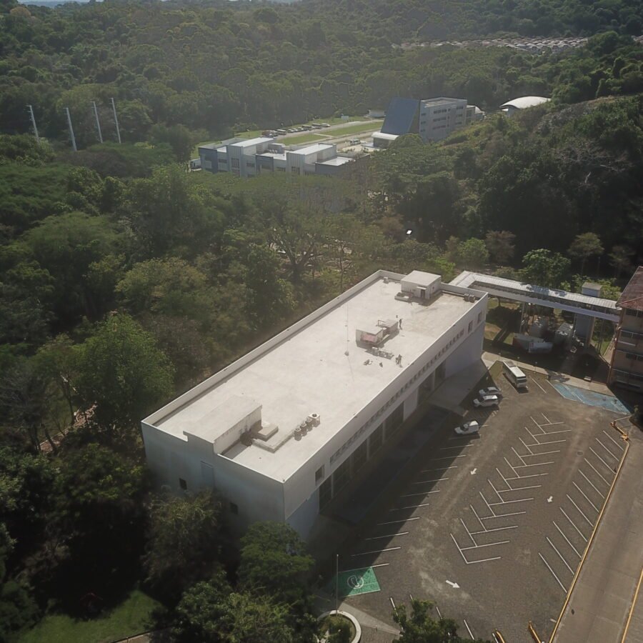 Aplicacion de impermeabilizante de poliuretano en La Universidad Tecnológica de Panamá.